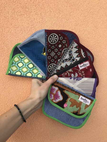 Pochette in jeans con stoffe dal mondo