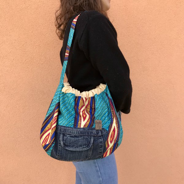 Borsa da spalla in stoffa africana turchese e jeans